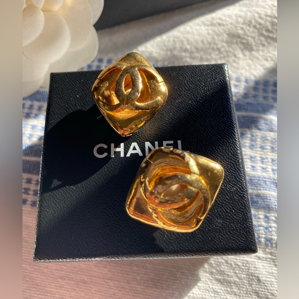 CHANEL earrings - Picture 1 of 6